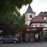 Die Verkaufsautomaten, die im Vorfeld des Pfarrhauses positioniert sind, würde man gern an anderer Stelle platzieren, um so einen freien Blick auf das betagte, hübsche Gebäude zu ermöglichen. (Foto: Ute Niephaus)