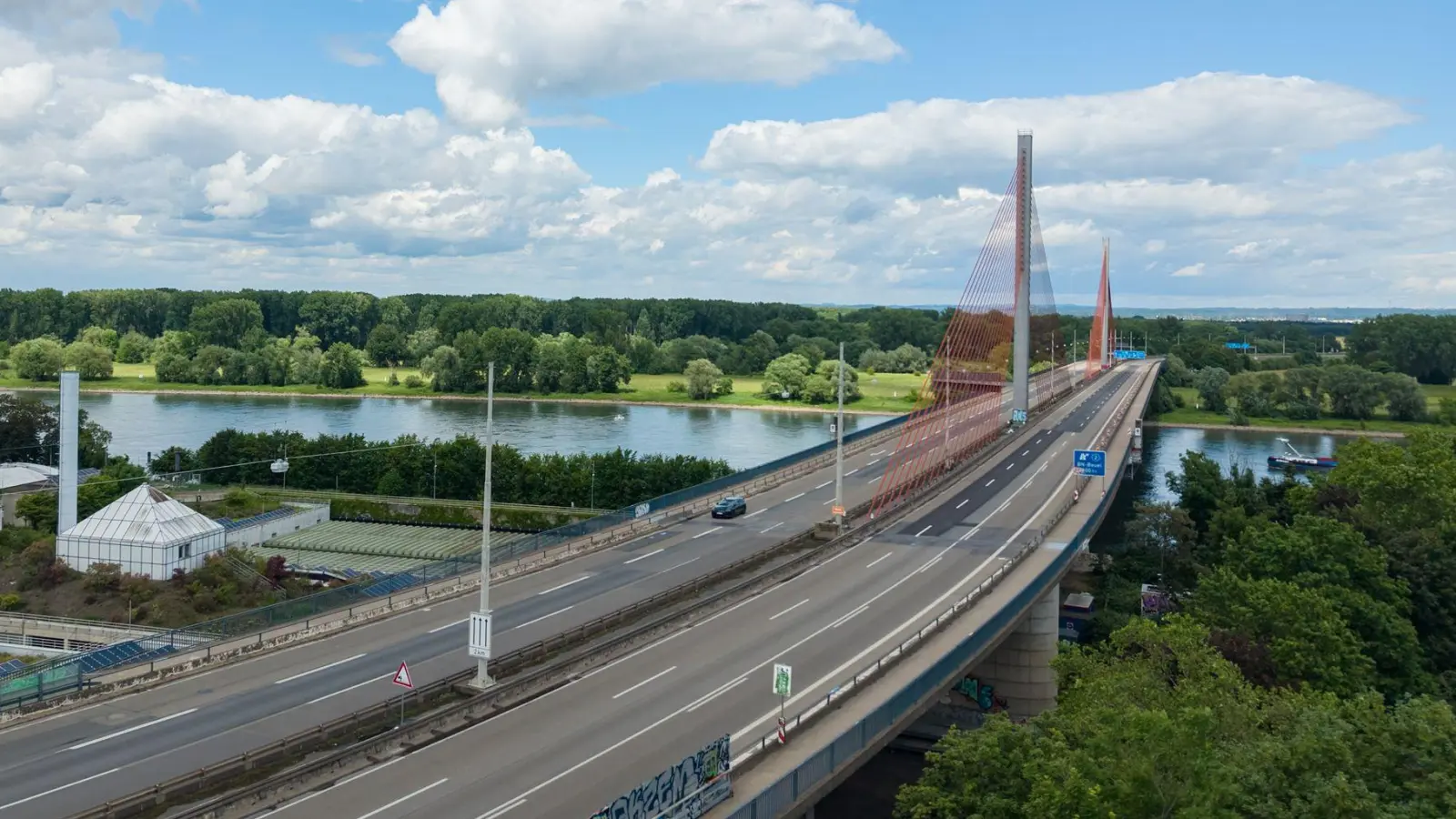 Die Bonner Rheinbrücke bleibt vorerst gesperrt - aber man kann näher an sie ran fahren. (Archivbild) (Foto: Benjamin Westhoff/dpa)