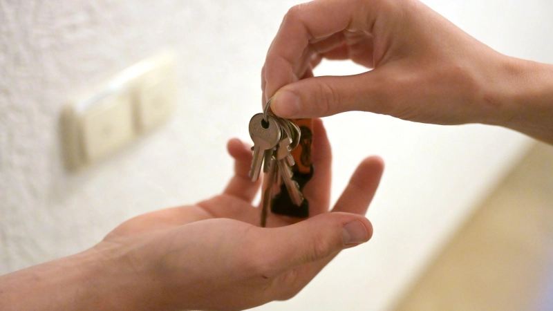Vor allem in Städten wie München, Frankfurt, Berlin oder Köln kann die Suche nach einer preisgünstigen Mietwohnung schnell zum Hindernislauf werden. (Symbolbild) (Foto: Malin Wunderlich/dpa)
