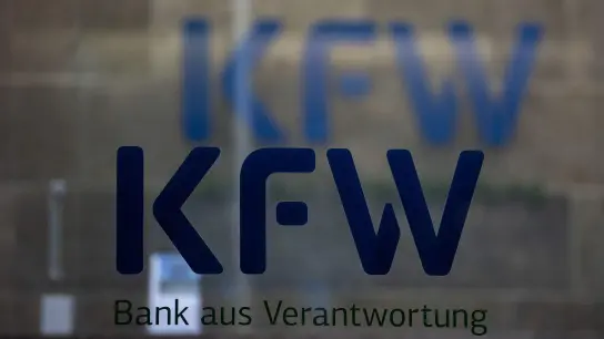 Das Logo der KfW Bankengruppe. Die staatliche Förderbank KfW sieht den Wohlstand in Deutschland in Gefahr. (Foto: Sebastian Gollnow/dpa)