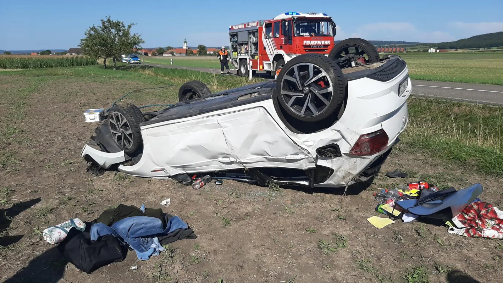 Dieses Auto hat sich bei Westheim überschlagen. Der Fahrer befreite sich selbst aus dem Wrack, wurde jedoch vom Rettungsdienst in eine Klinik gebracht. (Foto: Feuerwehr Illesheim)