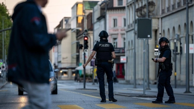 Die Polizei bittet darum, Video- und Bildmaterial an den Instagram-Kanal der Kantonspolizei Aargau zu senden.  (Foto: Michael Buholzer/KEYSTONE/dpa)
