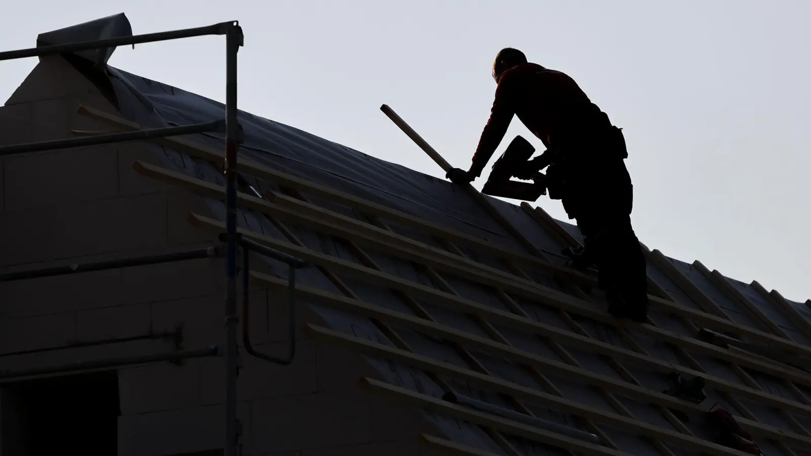 Unseriöse Dachdecker sind derzeit in der Region unterwegs. Die Polizei gibt Tipps. (Symbolbild: Jan Woitas/dpa)