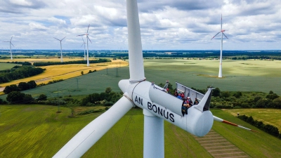 Bürgermeister, Lokalpolitiker und interessierte Bürger besichtigten die Turbinen auf einer Windkraftanlage mit geöffnetem Dach in Groß Schweisow (Mecklenburg-Vorpommern). (Foto: Jens Büttner/dpa)