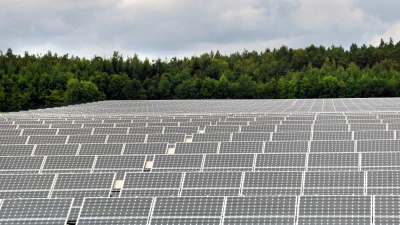 Drei solcher Freiflächen-Photovoltaikanlagen sollen demnächst im Südosten Ansbachs entstehen. Dazu müssen bisher landwirtschaftlich genutzte Areale im Flächennutzungsplan umgewidmet werden. (Foto: Jim Albright)