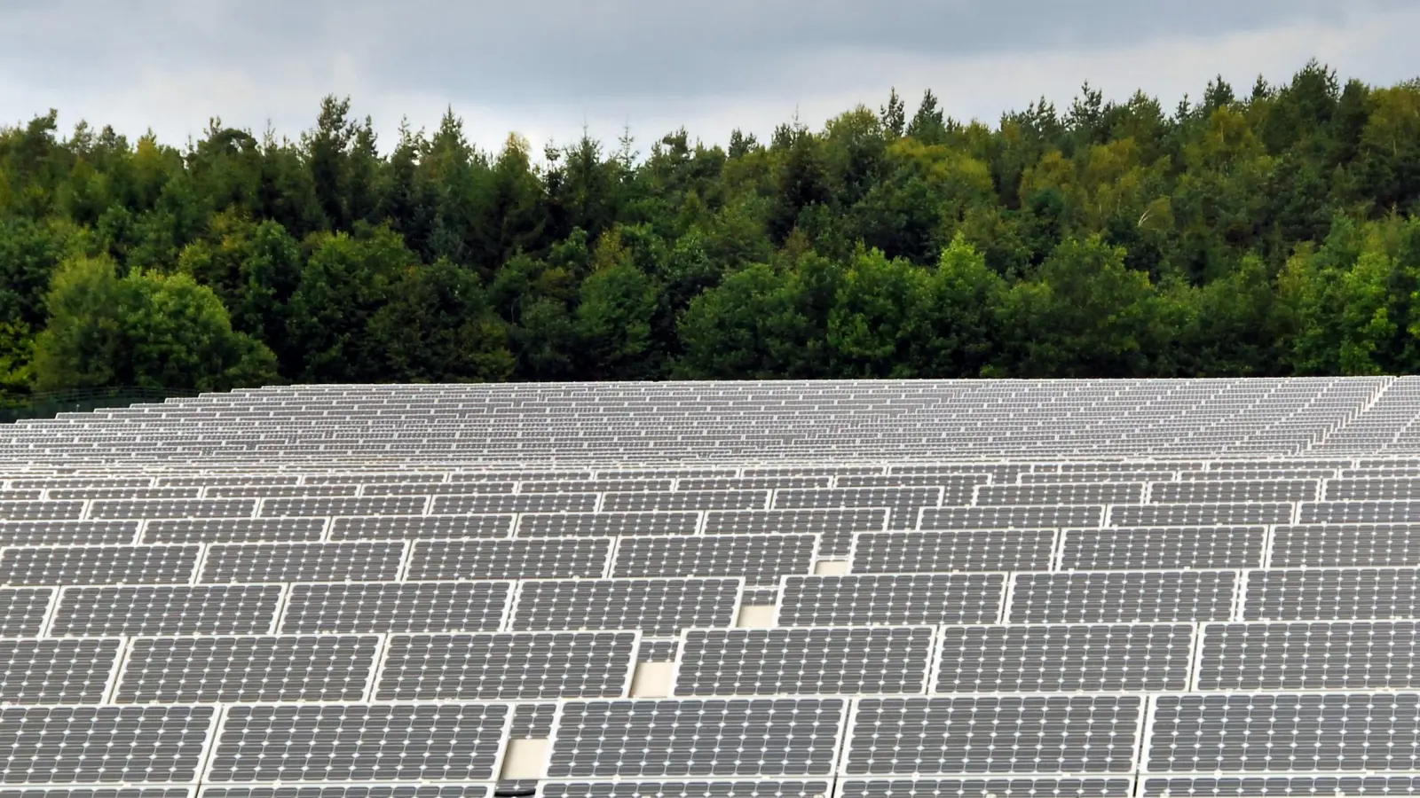 Auch wenn in der Region viel Strom über Photovoltaikanlagen produziert wird, muss der Landkreis Ansbach seinen Energieverbrauch signifikant reduzieren, um die Klimaziele zu erreichen. (Symbolbild: Jim Albright)