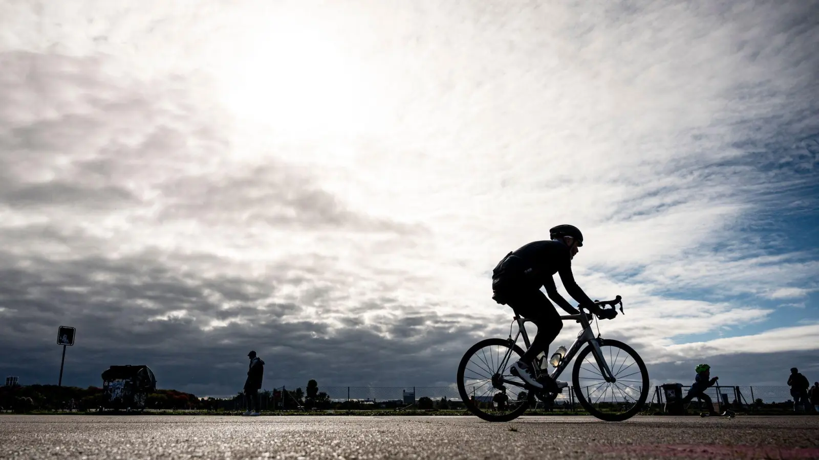 Ein Rennradfahrer wie dieser ist bei Flachslanden von der Fahrbahn abgekommen und gegen einen Wasseranschlussschacht geprallt. (Symbolbild: Fabian Sommer/dpa)