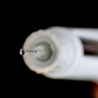 Dämpfen das Hungergefühl und lassen Nahrung länger im Magen verweilen: So wirken sogenannten GLP-1-Agonisten - in Alltagssprache: Abnehmspritze bzw. Abnehmtablette.  (Foto: Roberto Pfeil/dpa)