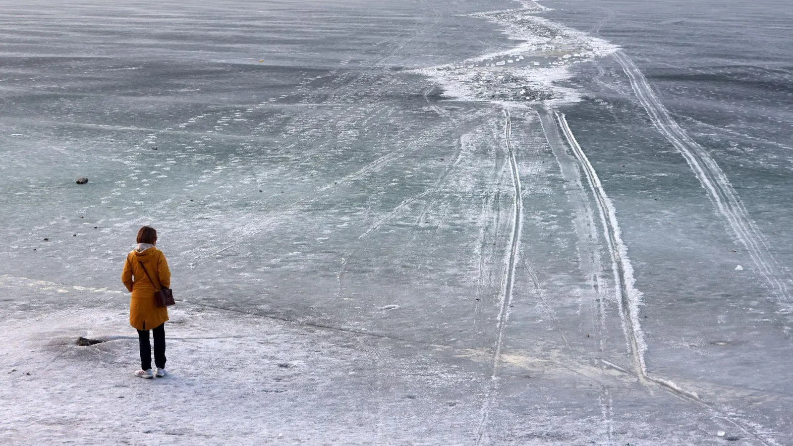 Eine geschlossene Eisfläche sieht trügerisch sicher aus: Die tatsächliche Tragfähigkeit ist oft schwer einzuschätzen. (Foto: Karl-Josef Hildenbrand/dpa/dpa-tmn)
