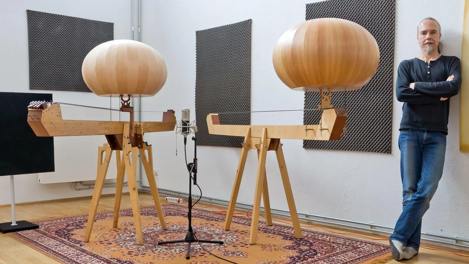 Auf einer „Longboardharp“ spielt der Künstler Florian Tuercke in Bad Windsheim.  (Selbstauslöser: Florian Tuercke)