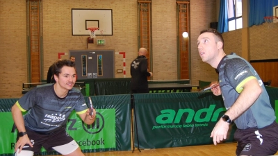 Überzeugend: Julian Roth (beim Aufschlag) und Marcel Seifert holten mit dem TSV Ansbach zwei Siege an einem Wochenende. (Foto: Christian Treffer)