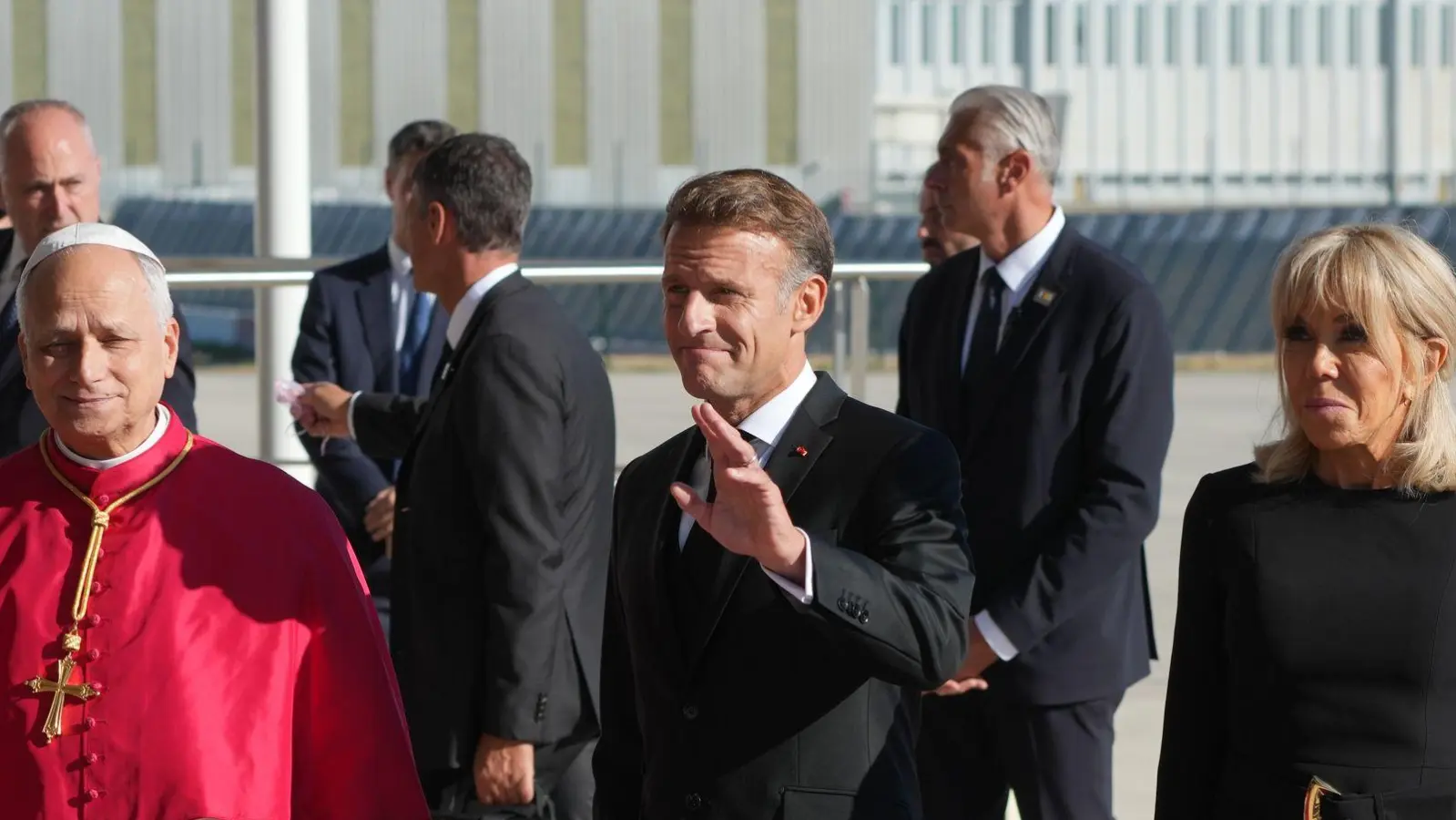 Frankreichs Präsident Emmanuel Macron und seine Ehefrau Brigitte kamen für Papst Leo XIV. zum Flughafen. (Foto: Gregorio Borgia/AP/dpa)