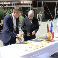 Scheinfelds Bürgermeister Theodor Schell (links) und Frédéric Le Hech als Vertreter Beaulieus unterzeichneten im Innenhof von Kloster Schwarzenberg eine Urkunde zur Bekräftigung der Städtepartnerschaft. (Foto: Hans-Jochen Teufel)