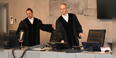 Ernste Mienen vor der Urteilsverkündung: Dr. Christian Eberlein und Vorsitzender Richter Matthias Held von der Großen Strafkammer am Landgericht Ansbach. (Foto: Manfred Blendinger)