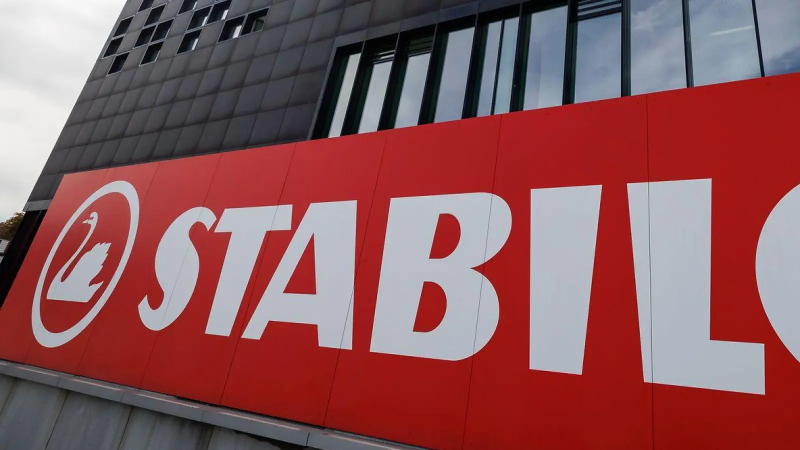 Sebastian Schwanhäußer zieht sich aus der operativen Leitung des Unternehmens Schwan-Stabilo zurück (Archivbild).  (Foto: Daniel Karmann/dpa)