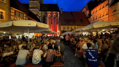 Bis spät in die Nacht feierten Besucherinnen und Besucher im Rothenburger Weindorf. (Foto: Gerhard Krämer)