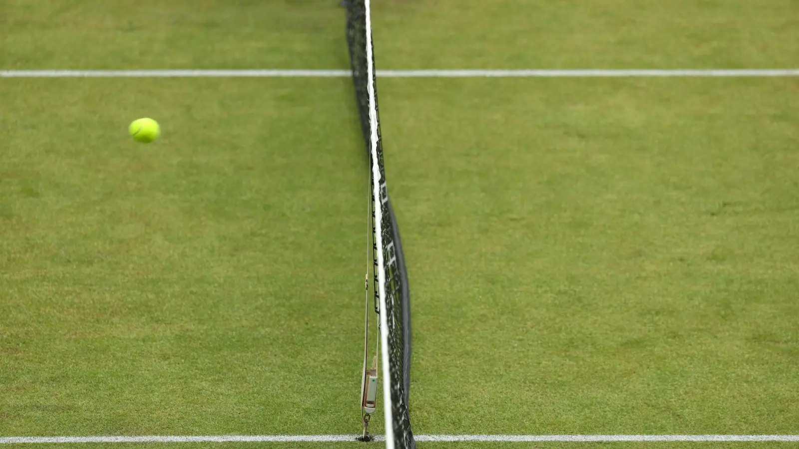 Ein Tennisball fliegt über das Netz. (Foto: Friso Gentsch/dpa/Symbolbild)