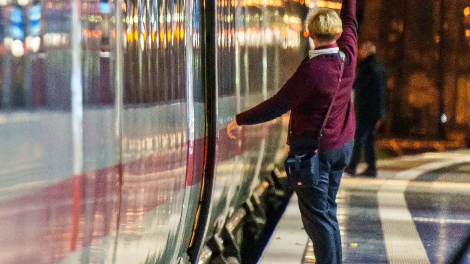 Bahn-Reisende müssen sich ab Donnerstagabend auf viele Zugausfälle und Verspätungen einstellen. (Foto: Andreas Arnold/dpa/dpa-tmn)
