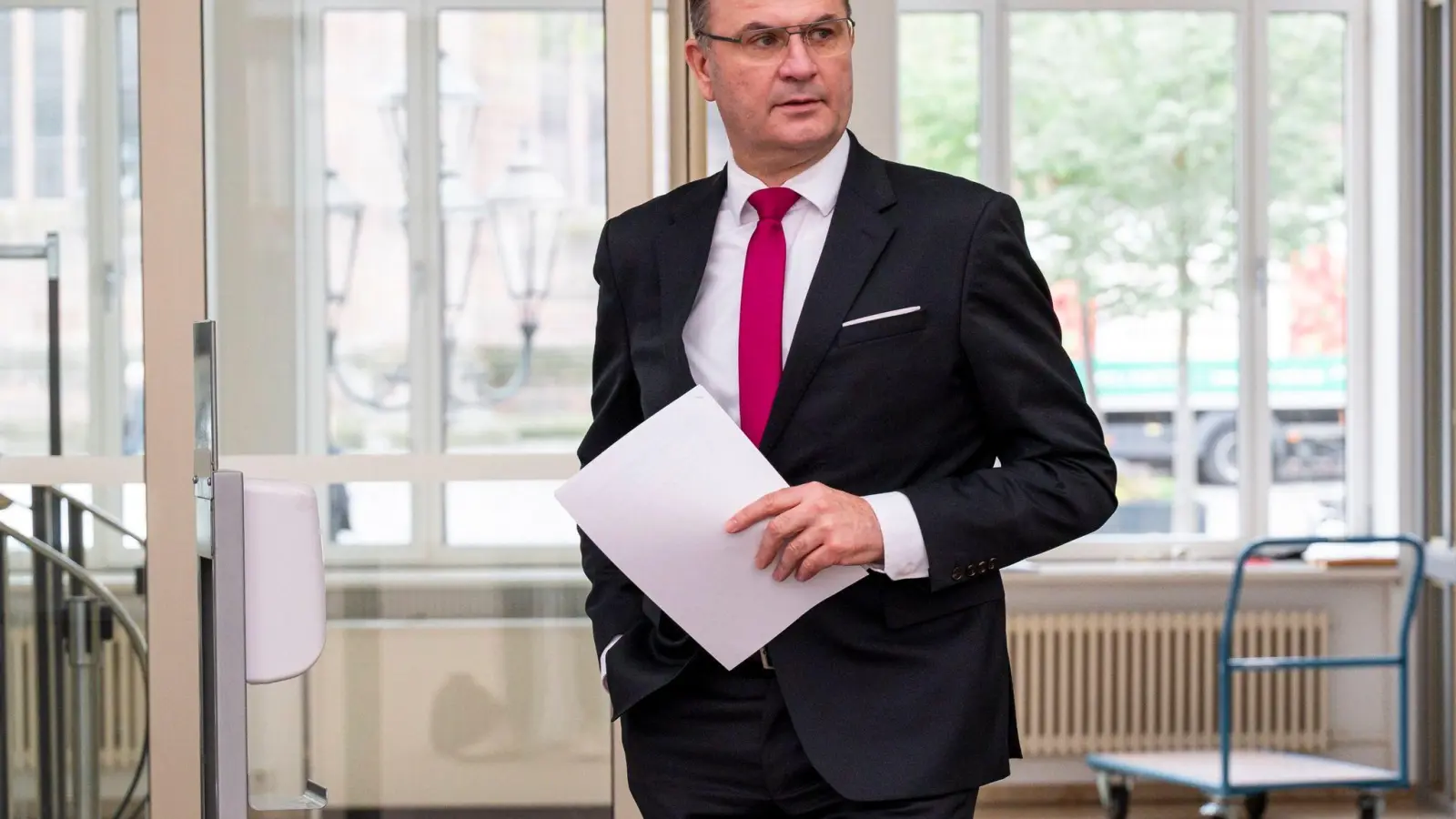 Der bayerische Finanzminister Albert Füracker (CSU) spricht von „erheblichen Anstrengungen, um die korrekte Besteuerung von Influencern und anderen Social-Media-Akteuren sicherzustellen“. (Foto: Daniel Vogl/dpa)