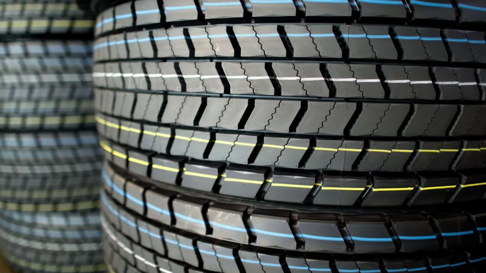 Wegen eines geplatzten Reifens ist das Auto einer Frau bei Aurach gegen die Leitplanke geprallt. (Symbolbild: Julian Stratenschulte/dpa)