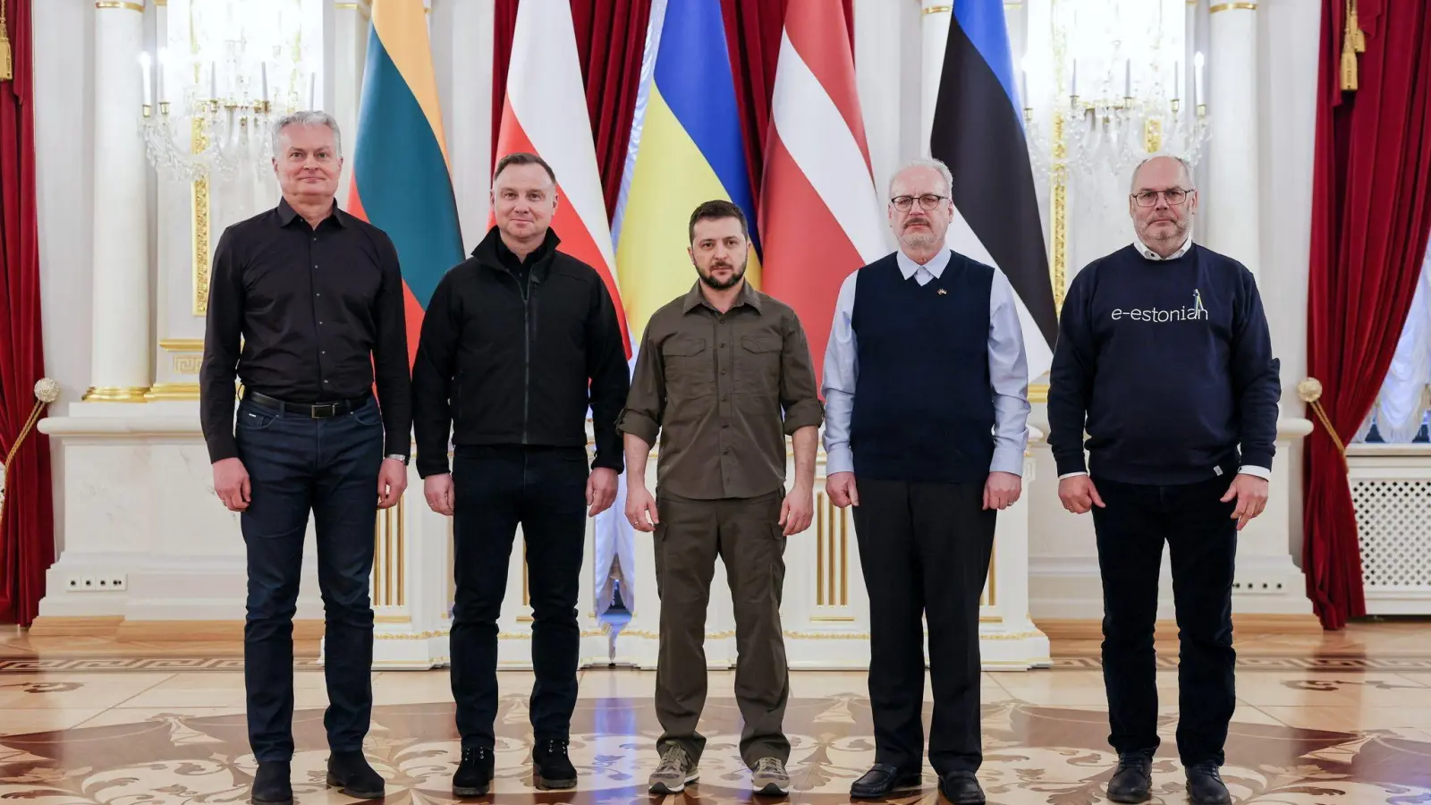 Gitanas Nauseda (l-r), Andrzej Duda, Wolodymyr Selenskyj, Egils Levits und Alar Karis posieren für ein Foto in Kiew. (Foto: Jakub Szymczuk/Kprp/PAP/dpa)
