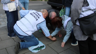 Die „Omas gegen Rechts” und auch ein „Opa” beim Reinigen der Stolpersteine in der Herrngasse. (Foto: Clarissa Kleinschrot)
