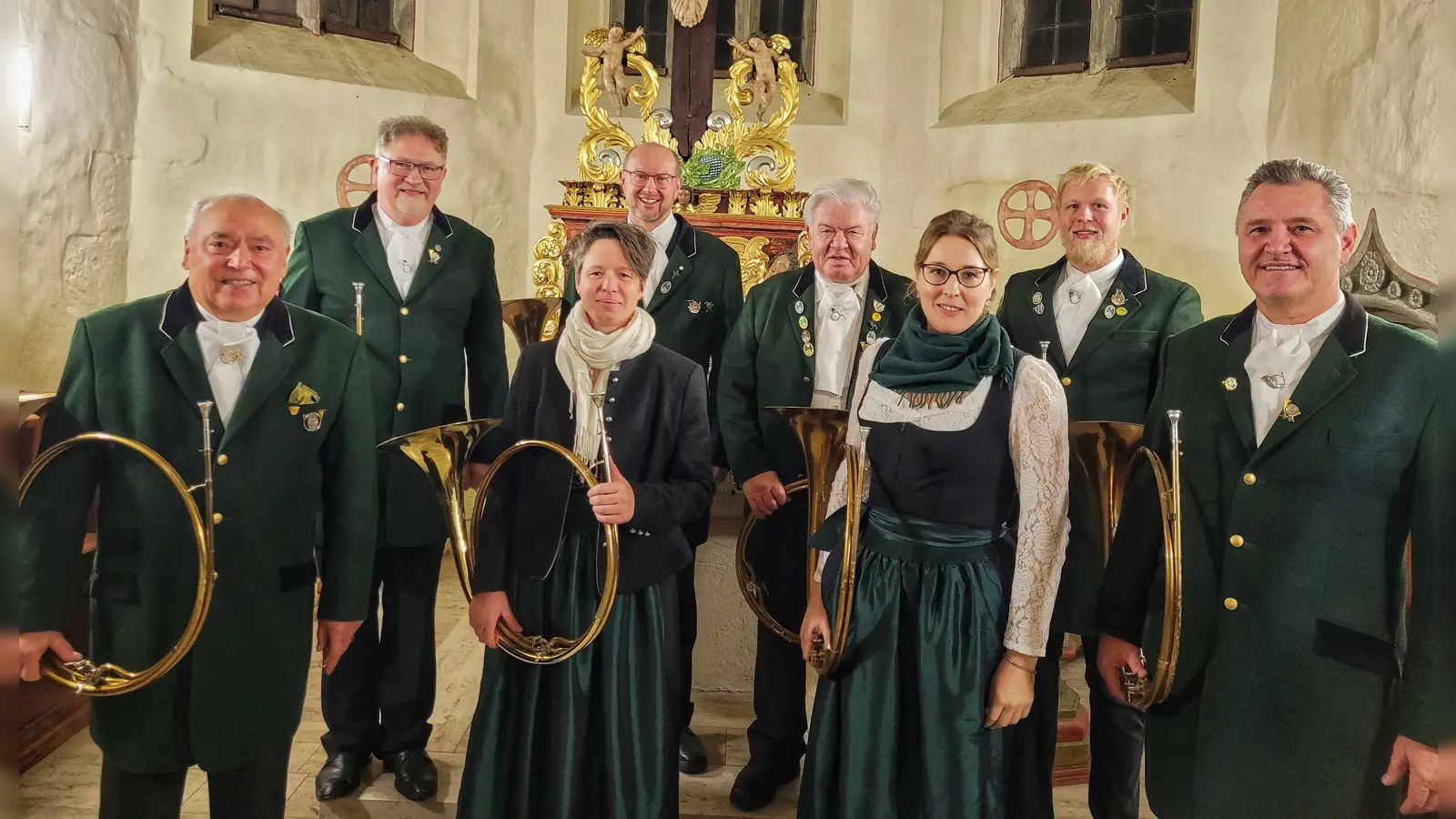 Die Oberpfälzer Parforcehornbläser gaben eine Kostprobe ihres umfangreichen Repertoires und begeisterten damit das Publikum in der Ehinger Kappel. Die musikalische Leitung hatte Hubert Bäuml (rechts). Als Moderator durch den Abend führte Dr. Reinhard Proske (links). (Foto: Friedrich Zinnecker)