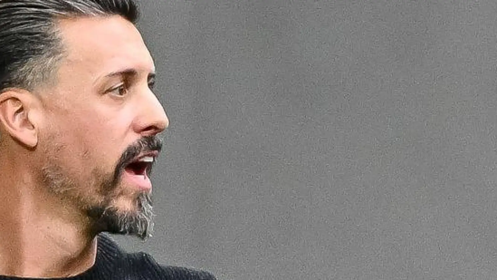 Augsburg-Trainer Sandro Wagner hat schon jetzt eine ereignisreiche erste Saisonphase hinter sich. (Archivbild) (Foto: Harry Langer/dpa)