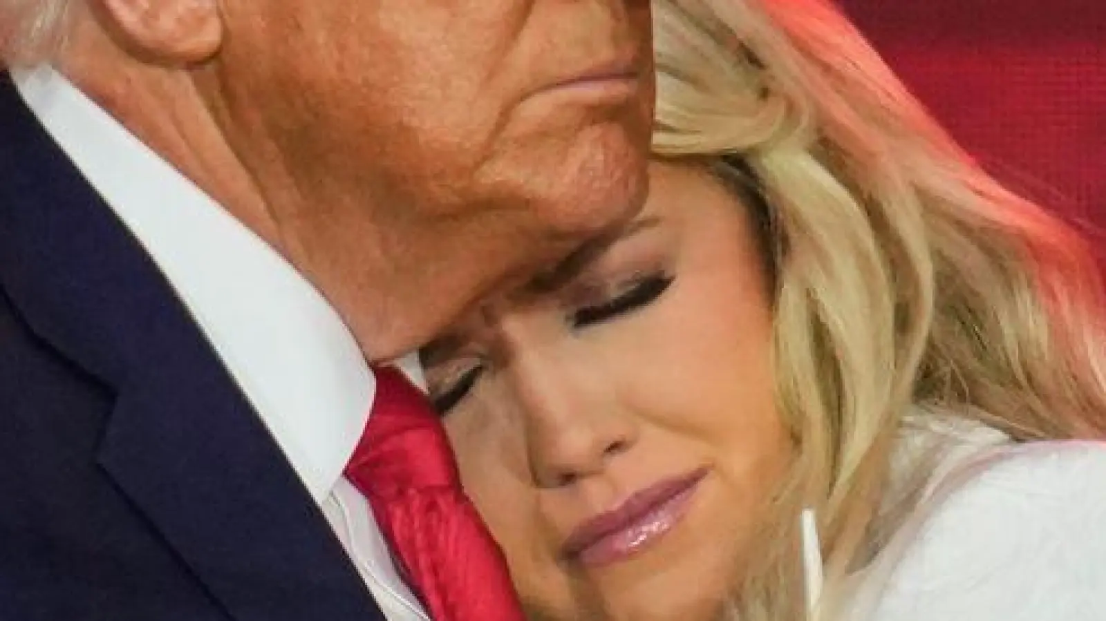 Donald Trump betrat nach Erika Kirk die Bühne. Am Ende nahm er sie in den Arm. (Foto: John Locher/AP/dpa)