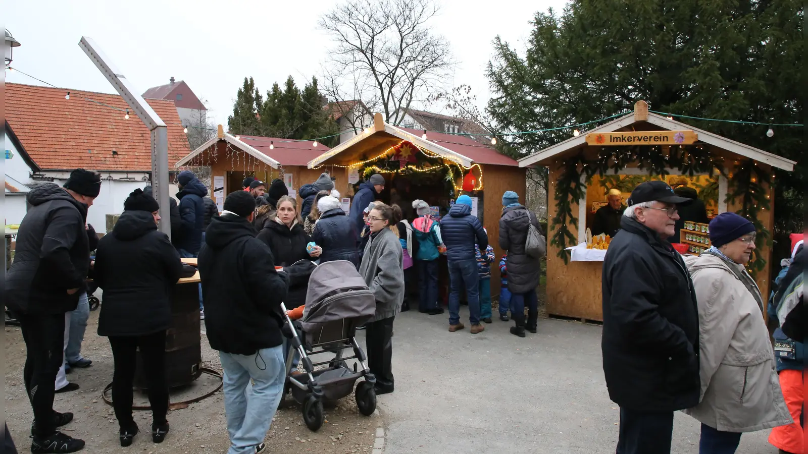 Verschiedene Aussteller füllen die Weihnachtsmärkte in Petersaurach, Großhaslach und Wicklesgreuth mit Leben. (Foto: Alexander Biernoth)