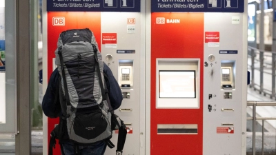 Bahnchefin Palla setzt ein Signal: Die Fahrpreise bleiben bis auf weiteres stabil. (Archivbild) (Foto: Sebastian Kahnert/dpa)