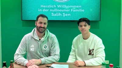 „Er hat eine hervorragende fußballerische Ausbildung genossen”, sagt Kaderplaner Manuel Deißler (links) über Salih Sen. (Foto:  Tina Deißler)