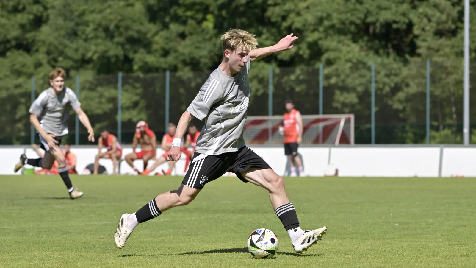 Julius Schöniger (hier in einem anderen Spiel) traf kurz vor der Halbzeitpause zum 1:1 für den TSC Neuendettelsau. (Foto: Martin Rügner)