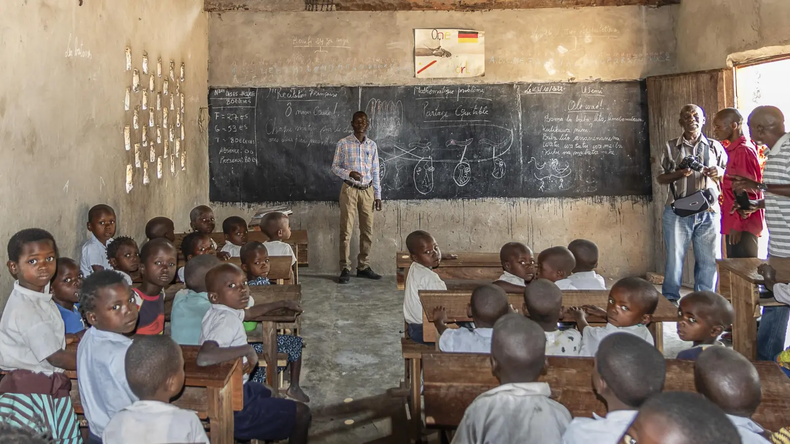 Eine Schulklasse in Kaseha beim Besuch einer Delegation des Arbeitskreises für Partnerschaft und Mission aus Feuchtwangen im Jahr 2022.<br> (Foto: Dietmar Böttger)