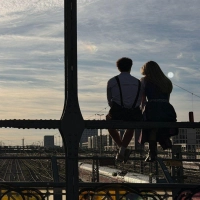 Auch auf der Münchner Hackerbrücke dürften am Wochenende viele wieder milde Temperaturen genießen. (Archivbild) (Foto: Julian Degler/dpa)