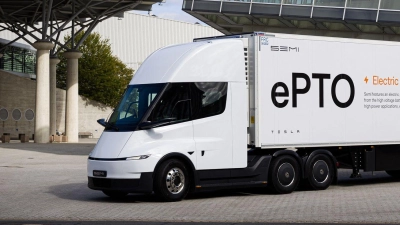 Der E-Lastwagen von Tesla soll ab 2027 auch auf europäischen Straßen unterwegs sein.  (Foto: Moritz Frankenberg/dpa)