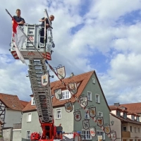 Das 49. Altstadtfest ist Geschichte: Die Helferinnen und Helfer der Wagnergilde 1560 mit Spielmanns- und Fanfarenzug bauen zusammen mit der Feuerwehr den Zunftbaum ab. (Foto: Alexander Rausch)