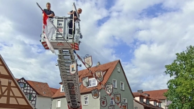 Das 49. Altstadtfest ist Geschichte: Die Helferinnen und Helfer der Wagnergilde 1560 mit Spielmanns- und Fanfarenzug bauen zusammen mit der Feuerwehr den Zunftbaum ab. (Foto: Alexander Rausch)