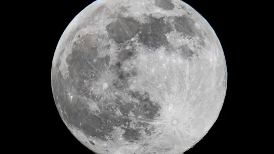 Auf dem Mond ticken die Uhren anders. (Foto: Boris Roessler/dpa)