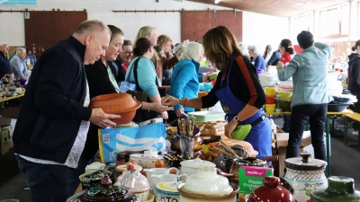 Schon wenige Minuten nach der Eröffnung wurden beim Lions-Flohmarkt in der Rezathalle die ersten Käufe ausgehandelt. (Foto: Antonia Müller)