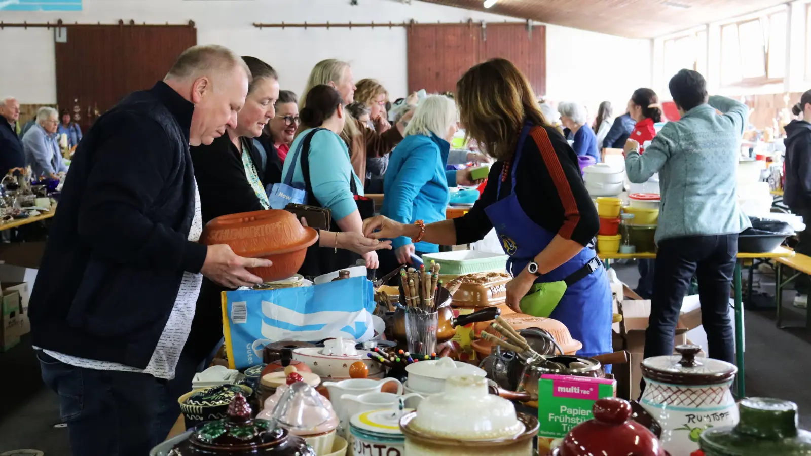 Schon wenige Minuten nach der Eröffnung wurden beim Lions-Flohmarkt in der Rezathalle die ersten Käufe ausgehandelt. (Foto: Antonia Müller)