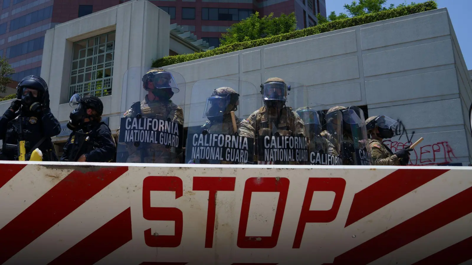 Soldaten der kalifornischen Nationalgarde stehen Wache. (Foto: Daniel Powell/ZUMA Press Wire/dpa)