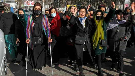 Afghanische Frauen demonstrieren gegen das kürzlich verhängte Universitätsverbot. (Foto: Uncredited/AP/dpa)