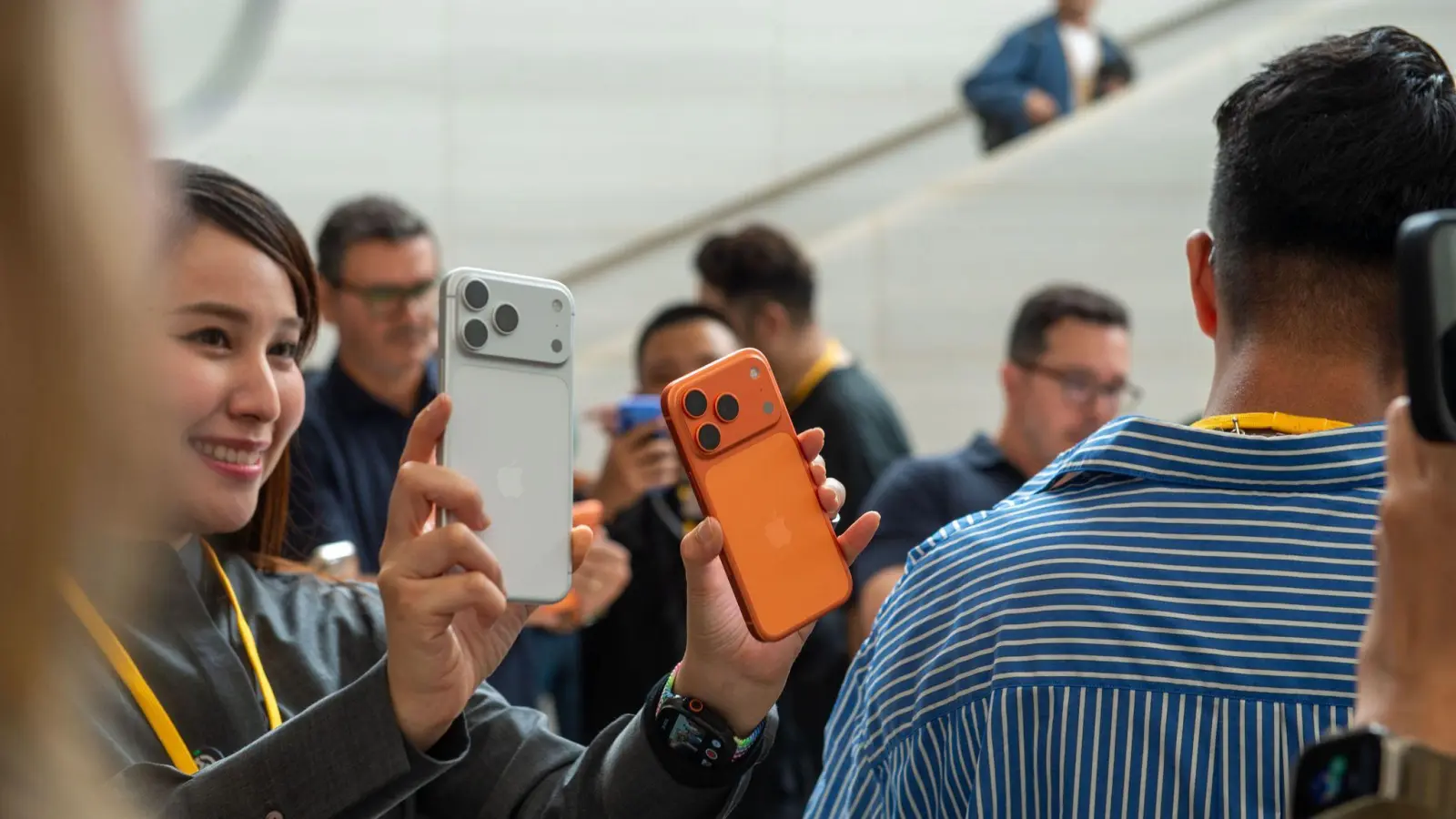 Das iPhone Pro gibt es in diesem Jahr erstmals in der Farbe Orange. (Foto: Andrej Sokolow/dpa)