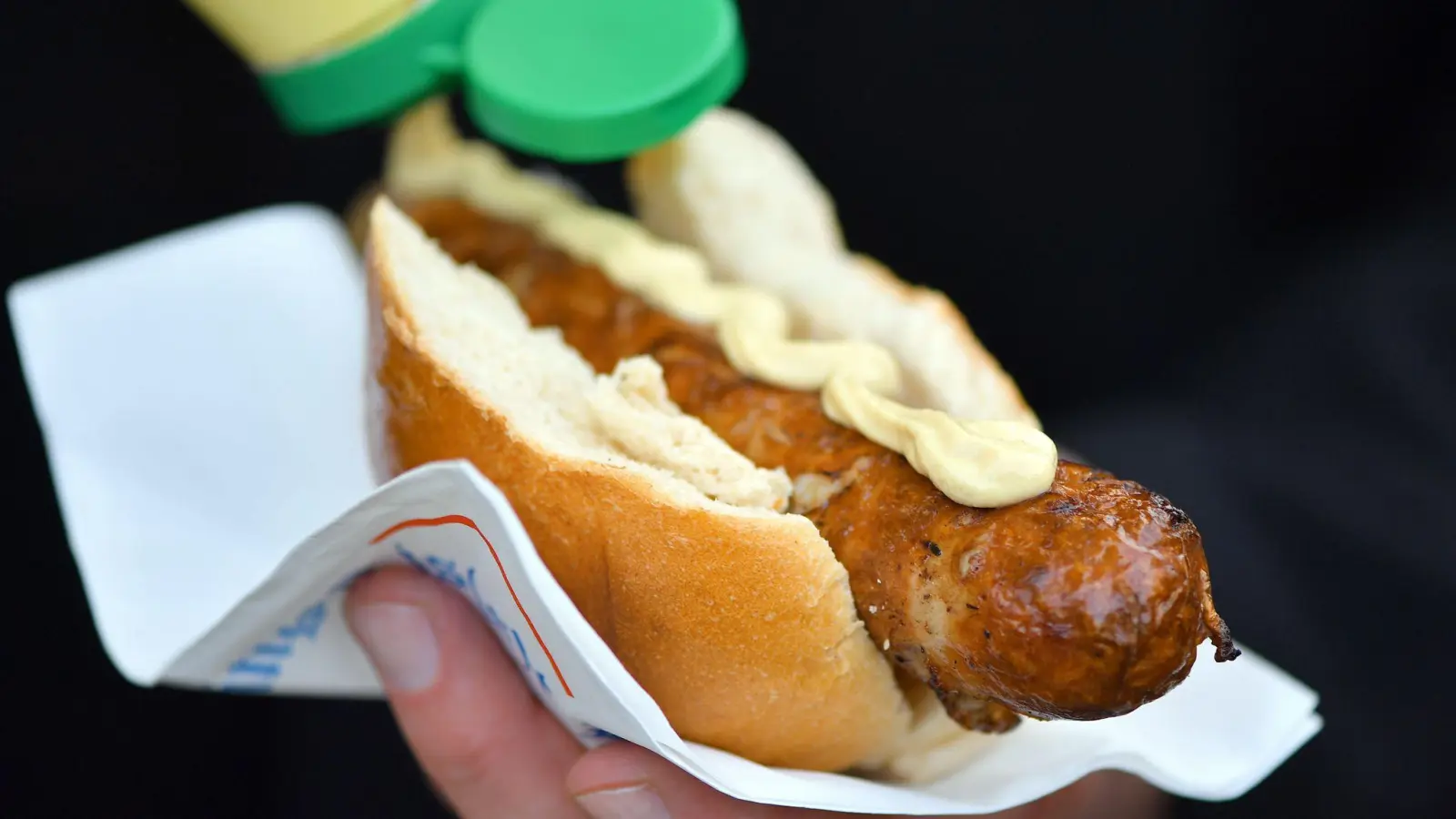 Dutzende Bratwürste, Semmeln und Bier sind am Wochenende auf der Kirchweih in Uffenheim - mutmaßlich im Magen - verschwunden. (Foto: Martin Schutt/dpa-Zentralbild/dpa)