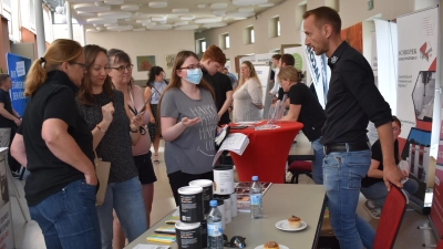 Viele nutzten die Möglichkeit, mit potenziellen Arbeitgebern ins Gespräch zu kommen. Diese gaben gerne Auskunft. (Foto: Ute Niephaus)