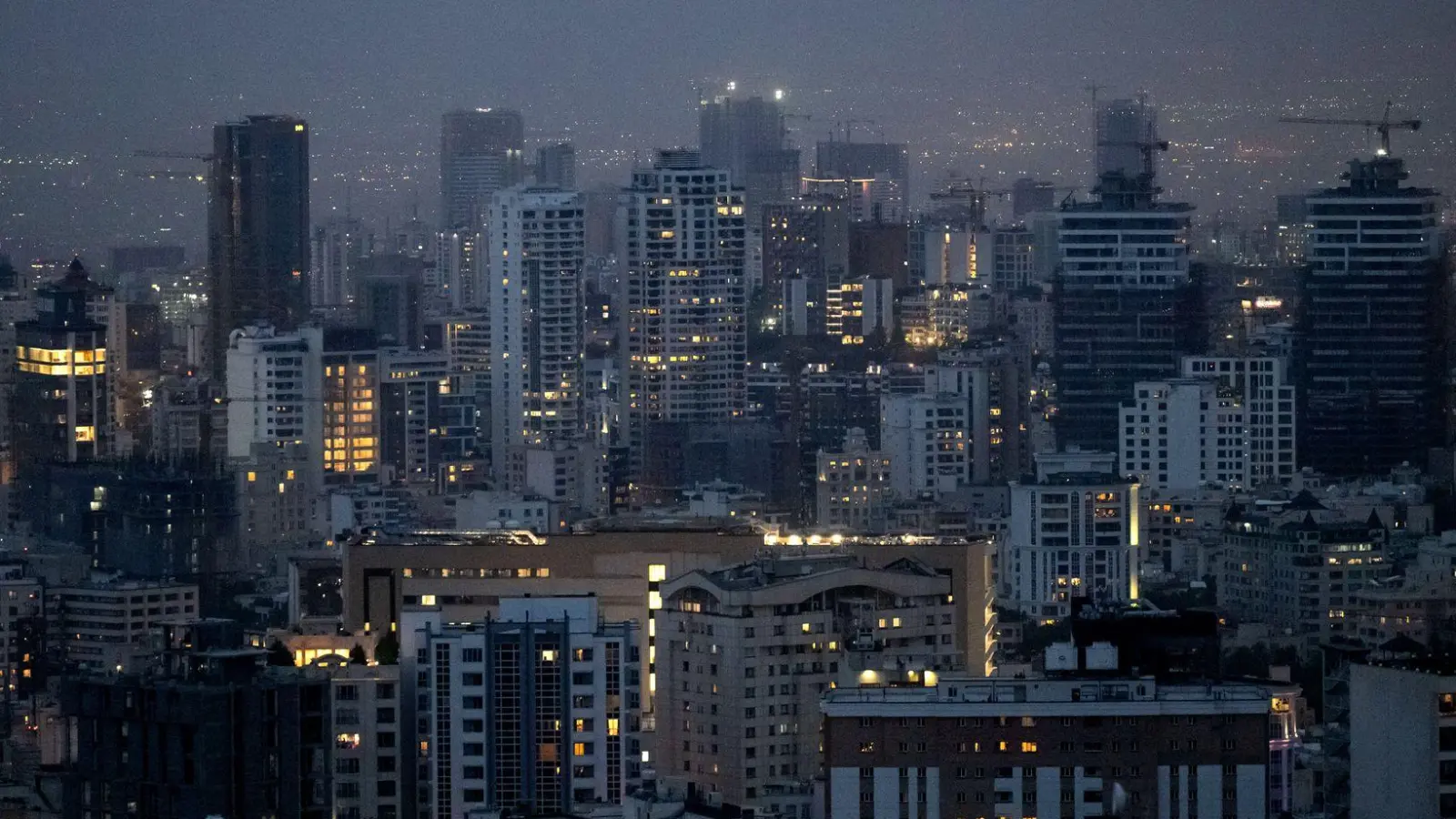 In der Hauptstadt Teheran war in der Nacht die Flugabwehr im Einsatz. (Archivbild) (Foto: Arne Immanuel Bänsch/dpa)