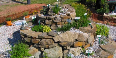 Eine Kräuterspirale bereichert jeden Gartentyp. (Foto: Peter Busch)