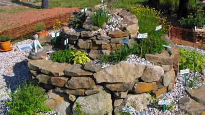 Eine Kräuterspirale bereichert jeden Gartentyp. (Foto: Peter Busch)