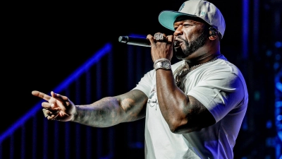 Er ist der originale „P.I.M.P.“: Rapper 50 Cent hat seinen Fans in Hamburg eingeheizt. (Foto: Axel Heimken/dpa)